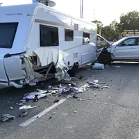 pkw_gegen_wohnwagen_2_HoLH3a2.jpg
